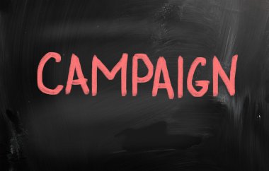 reklam kavramı ile bir kara tahta üzerinde tebeşir el yazısı