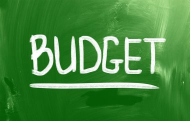 bir kara tahta üzerinde tebeşir ile el yazısıyla bütçe