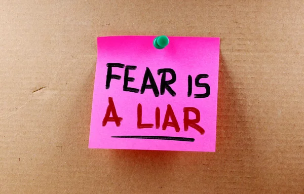 Rädsla är en lögnare koncept — Stockfoto