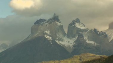 sis, Patagonya kayalarda