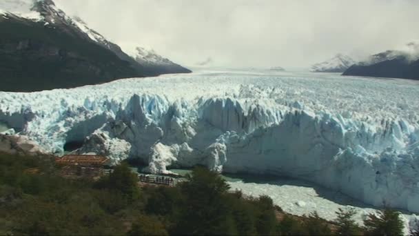 Fantastiska isen av glaciären perito moreno i Patagonien, argentina Stockfilm