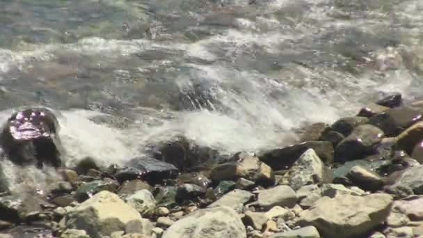 Lake surf on rocks — Stock Video