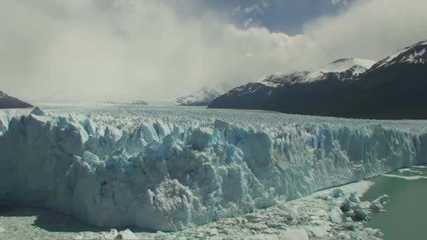 Verbazingwekkende ijs van perito moreno gletscher in Patagonië, Argentinië — Stockvideo