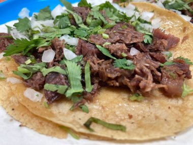 Meksika usulü suadero etli taco. 