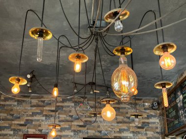 Çatıda asılı klasik ampuller