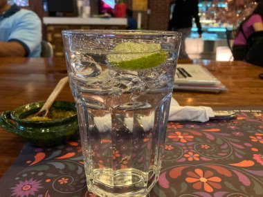 Bir dilim limonla köpüklü maden suyu.