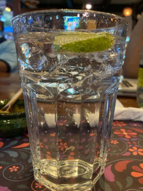 Bir dilim limonla köpüklü maden suyu.