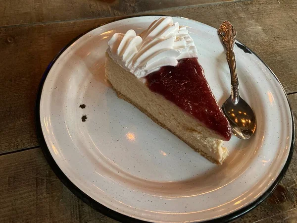 Çilekli ve beyaz kremalı bir dilim cheesecake.