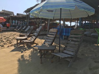 Kumsalın eteğindeki kumsal sandalyesi