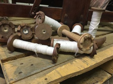 Ahşap iplik makarası tekstil malzemesi yapmaya hazır. 