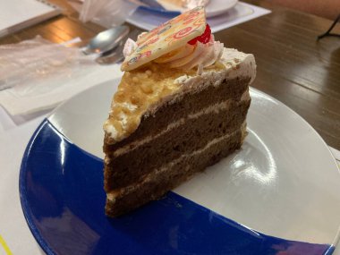 Bir dilim kremalı kek.