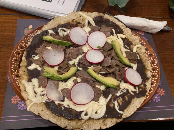 オアハカ メキシコで作られたピザのように見える大根 アボカドの伝統的なトレイウダに近い — ストック写真
