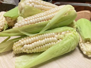 Büyük taneli taze yavru mısır. 