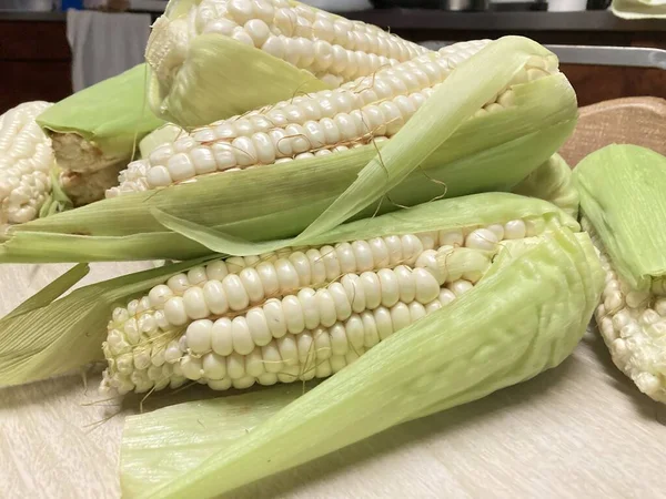 Friss Kölyök Kukorica Nagy Szemekkel — Stock Fotó