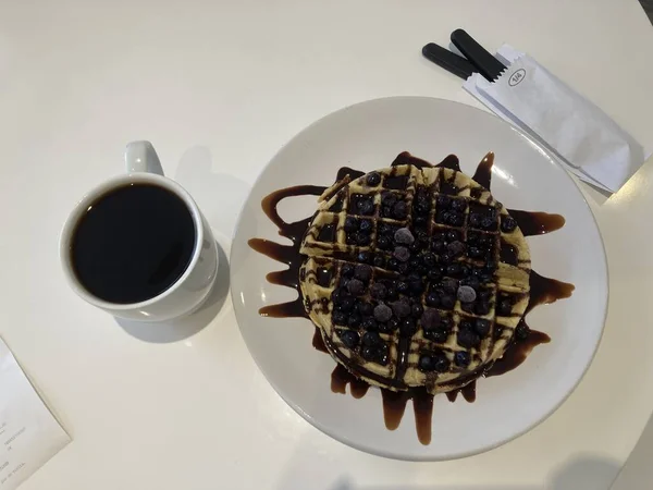Blaubeerwaffeln Mit Schokoladensirup Einem Weißen Gericht Zum Frühstück — Stockfoto