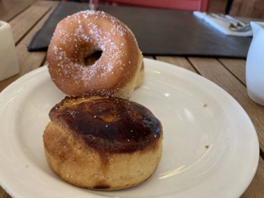 Tatlı çörekler beyaz tabakta