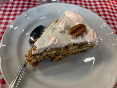 Kremalı havuçlu kek. Kapatın.