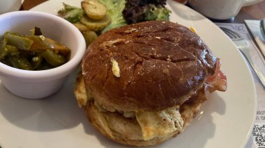 Kahvaltıda yumurta ve pastırmalı sandviç.