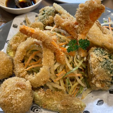 sebze temposu beyaz bir tabakta kapanıyor.