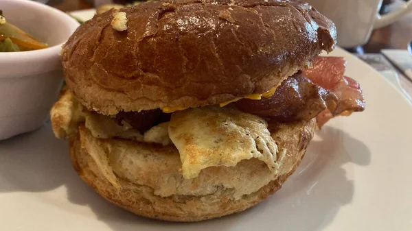 Sandwich Mit Eiern Und Speck Zum Frühstück — Stockfoto