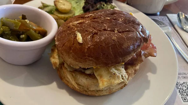 Sandwich Mit Eiern Und Speck Zum Frühstück — Stockfoto