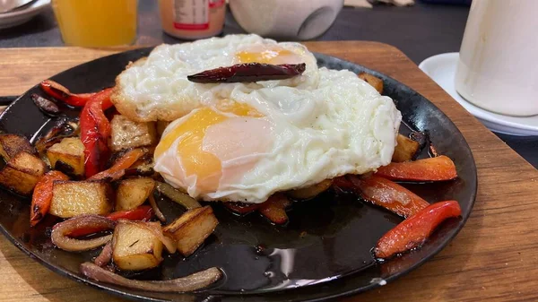 Τηγανητά Αυγά Ηλιόλουστα Πλευρά Πατάτες Και Πιπεριές Για Πρωινό — Φωτογραφία Αρχείου