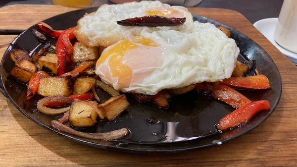 Œufs Frits Latéraux Ensoleillés Avec Pommes Terre Poivrons Pour Petit — Photo