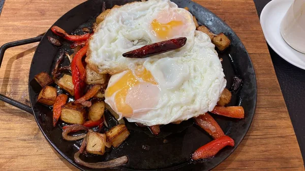 Ovos Fritos Ensolarados Side Ups Com Batatas Pimentas Para Café — Fotografia de Stock