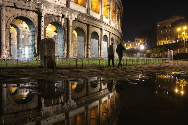 Colosseum rome bij nacht — Stockfoto