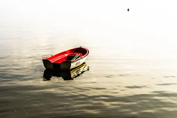 Barco vermelho — Fotografia de Stock