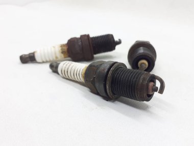 Beyaz izolasyon arka planında küçük motorsiklet bujisi