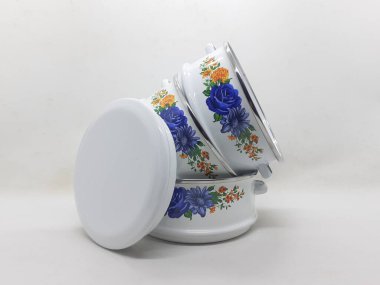 Beyaz izolasyon arka planında bir dizi istiflenebilir yiyecek konteynırı