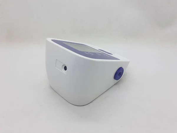 一种简单的血压计 白色隔离背景下的血压测量装置 — 图库照片