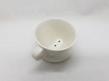 çay ve kahve içmek ve damlayan kahve yapmak için damlayan aparatlar için renkli fincanlar.