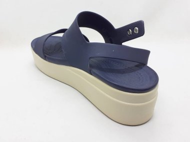 Beyaz izolasyon arka planında birden fazla amaç için bir dizi ayakkabı ve sandalet