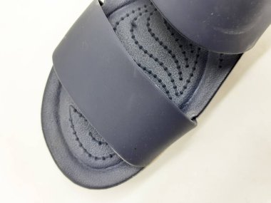 Beyaz izolasyon arka planında birden fazla amaç için bir dizi ayakkabı ve sandalet