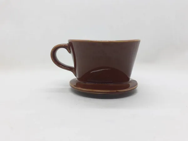 喝茶和咖啡用的一系列五颜六色的杯子和泡咖啡用的滴水装置 — 图库照片