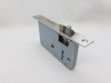 mekanik ve elektrik kapı kolu ve beyaz izolasyon arka planındaki bileşenleri