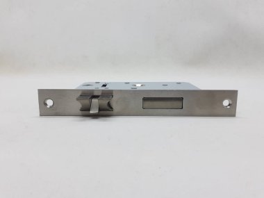 mekanik ve elektrik kapı kolu ve beyaz izolasyon arka planındaki bileşenleri