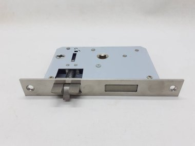 mekanik ve elektrik kapı kolu ve beyaz izolasyon arka planındaki bileşenleri