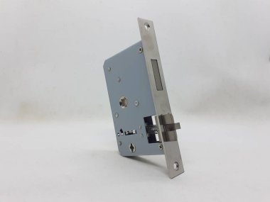 mekanik ve elektrik kapı kolu ve beyaz izolasyon arka planındaki bileşenleri