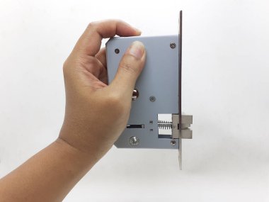 mekanik ve elektrik kapı kolu ve beyaz izolasyon arka planındaki bileşenleri