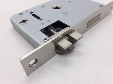mekanik ve elektrik kapı kolu ve beyaz izolasyon arka planındaki bileşenleri