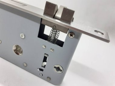 mekanik ve elektrik kapı kolu ve beyaz izolasyon arka planındaki bileşenleri