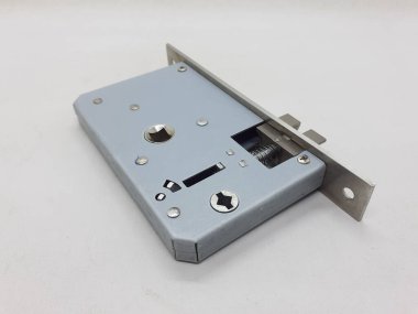 mekanik ve elektrik kapı kolu ve beyaz izolasyon arka planındaki bileşenleri