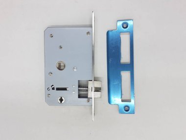 mekanik ve elektrik kapı kolu ve beyaz izolasyon arka planındaki bileşenleri