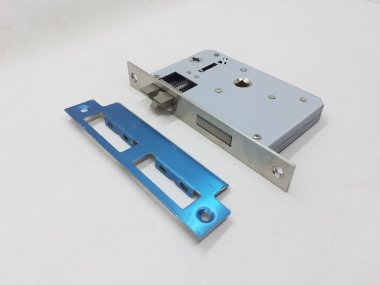 mekanik ve elektrik kapı kolu ve beyaz izolasyon arka planındaki bileşenleri