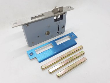 mekanik ve elektrik kapı kolu ve beyaz izolasyon arka planındaki bileşenleri