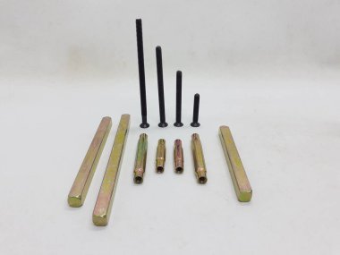 mekanik ve elektrik kapı kolu ve beyaz izolasyon arka planındaki bileşenleri