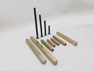 mekanik ve elektrik kapı kolu ve beyaz izolasyon arka planındaki bileşenleri